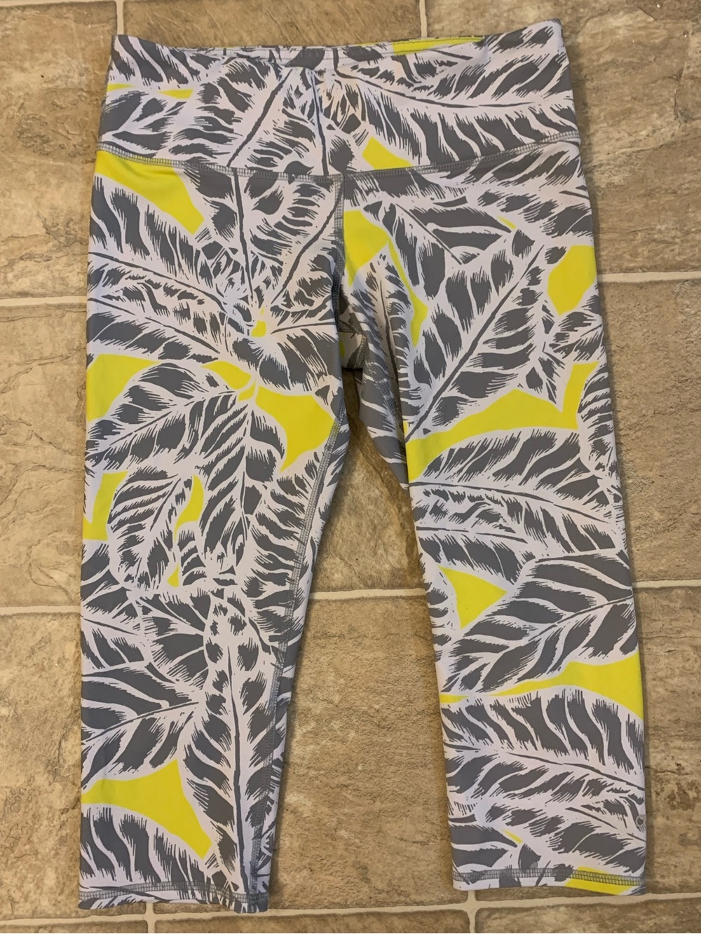 alo — tropical palm patterned cropped yoga leggings